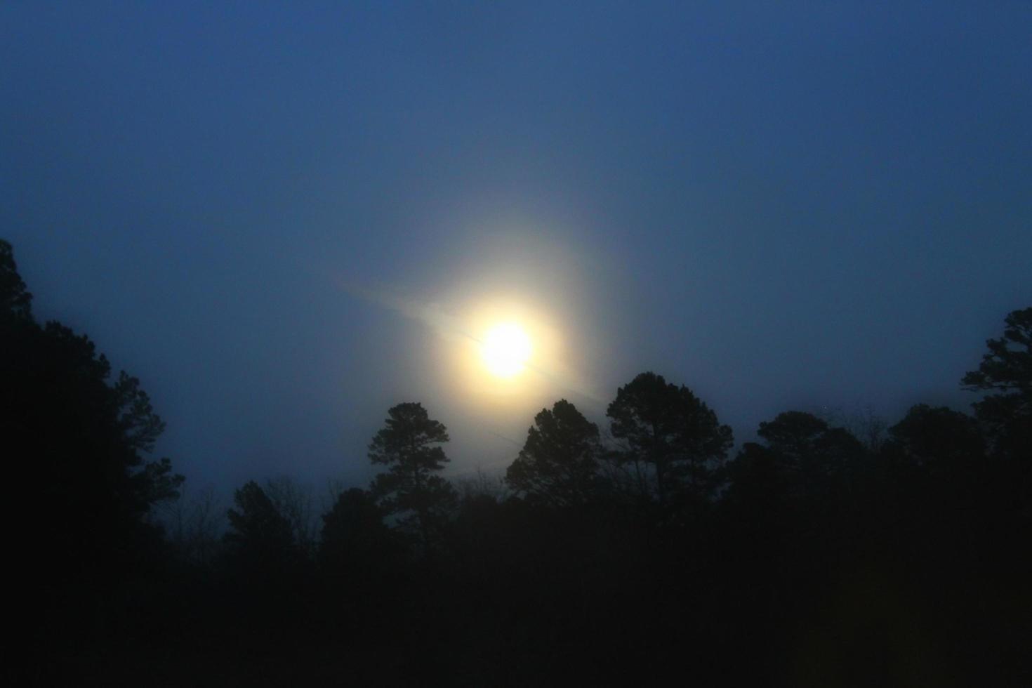 luna llena sobre aguas termales foto