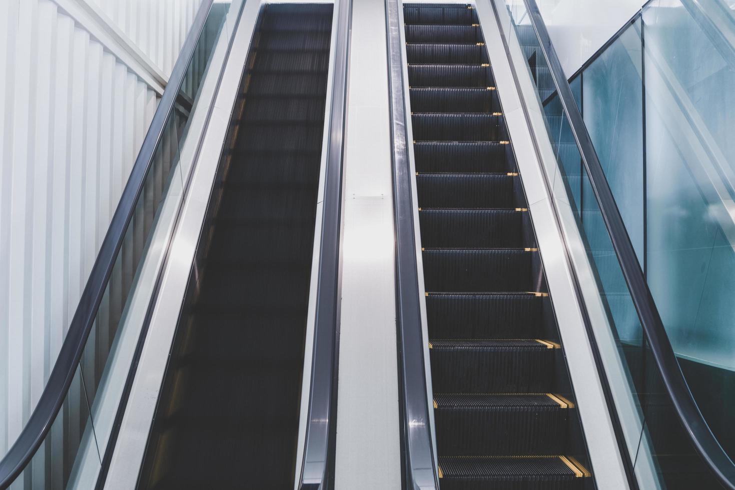 escalera mecánica vacía en el edificio comercial de oficinas foto