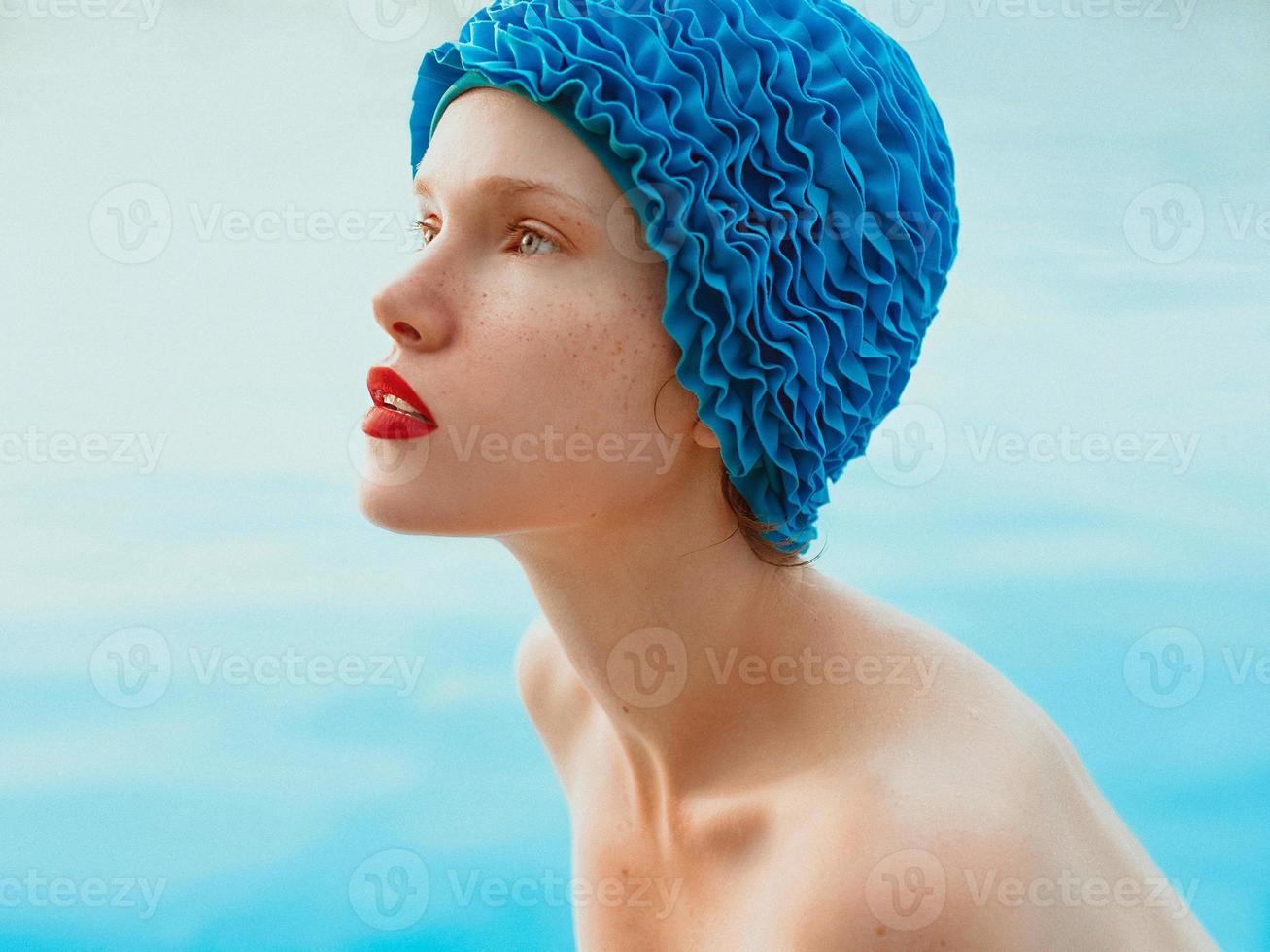 retrato de mujer hermosa en gorra de piscina junto al agua. verano, natación, bienestar, recreación, concepto de viaje. foto