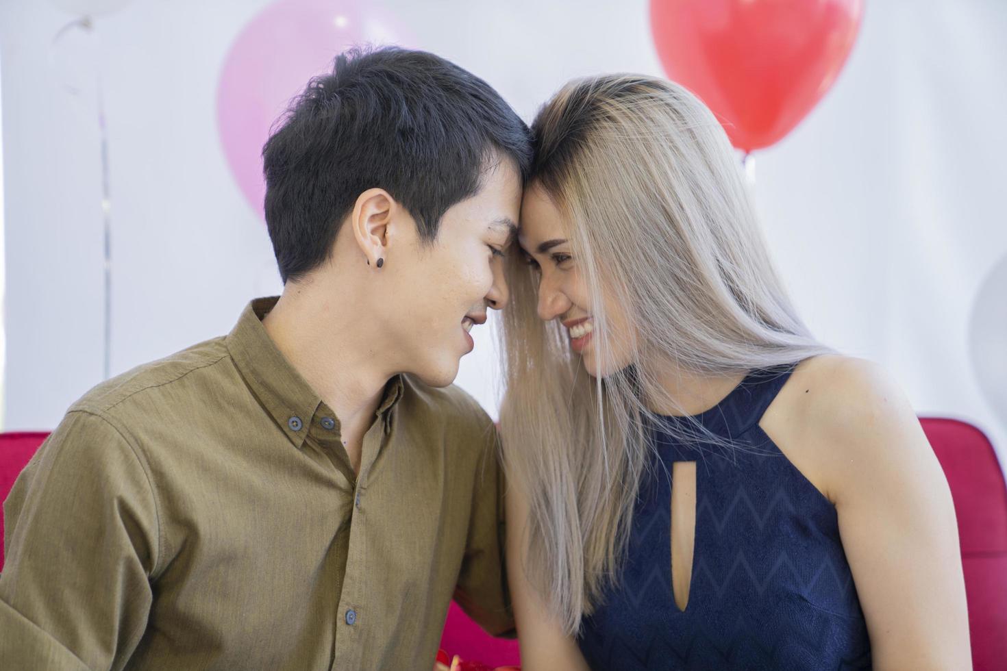 pareja asiática en fiesta foto