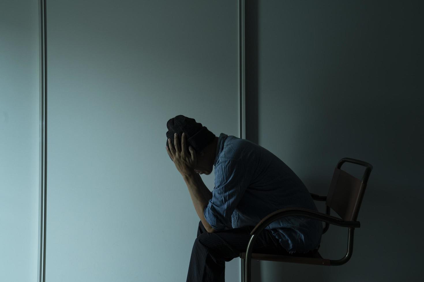 hombre triste en el cuarto oscuro foto