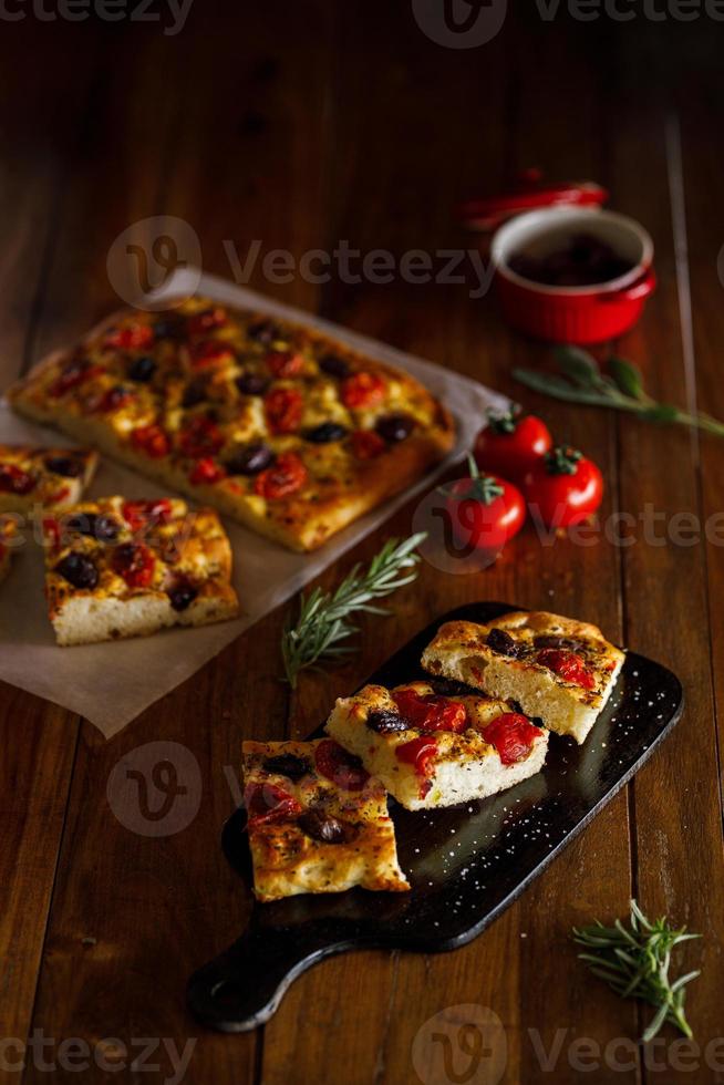 fotografía de productos alimenticios de pan de focaccia. estilo de comida en decoración de madera con accesorios. foto
