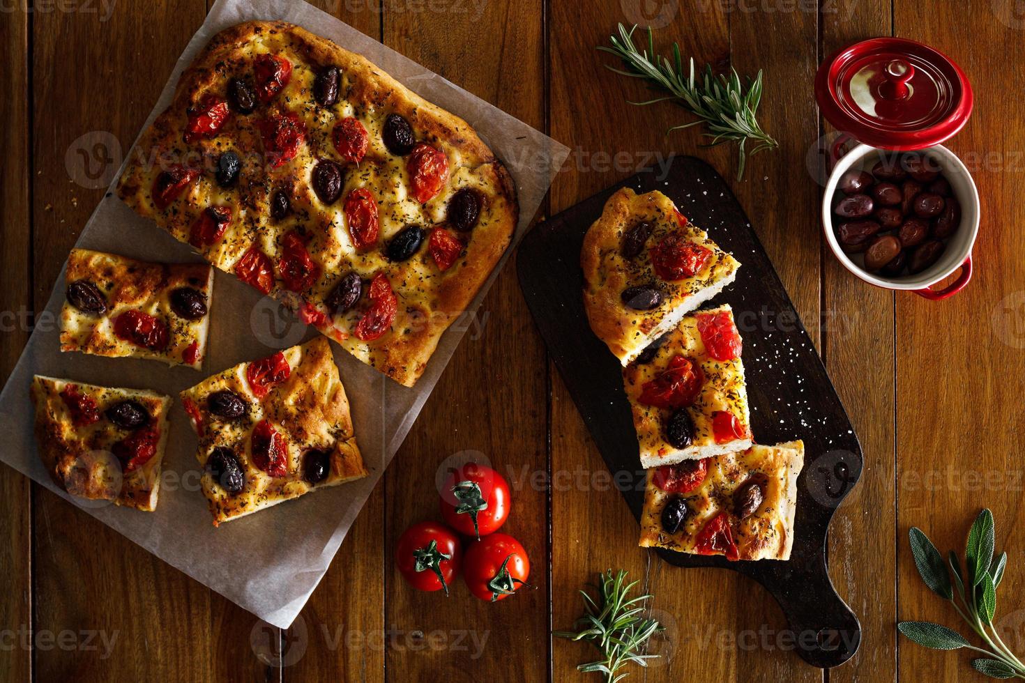 fotografía de productos alimenticios de pan de focaccia. estilo de comida en decoración de madera con accesorios. foto