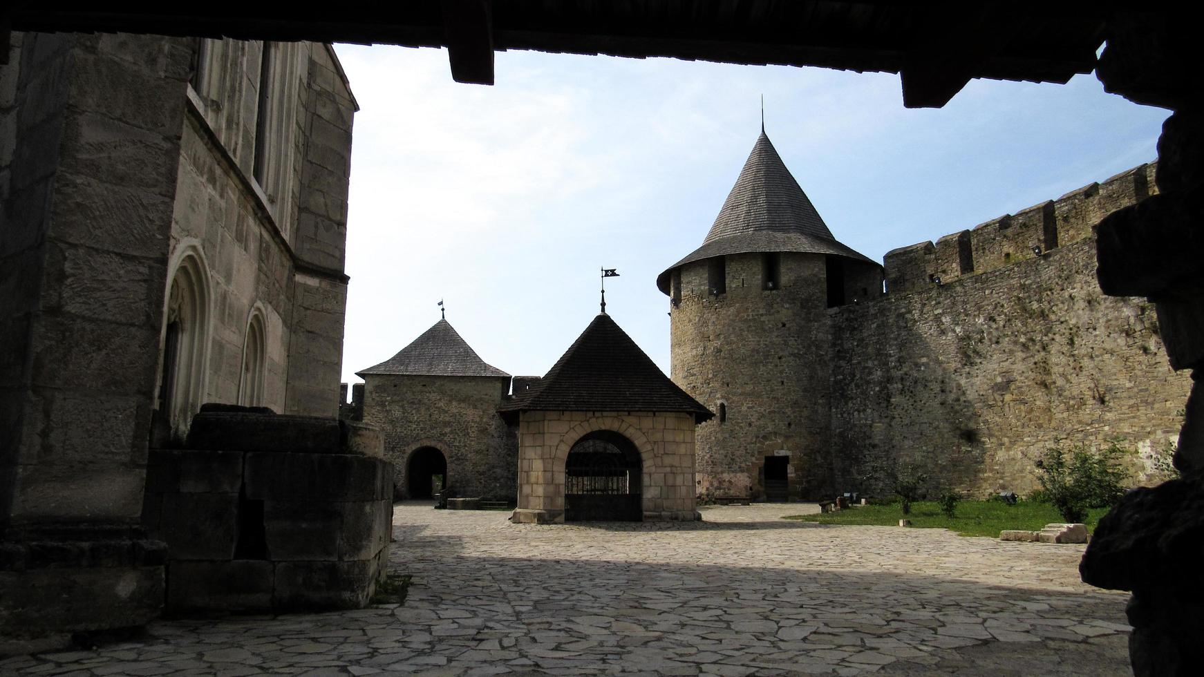 el patio del complejo de fortificación de la fortaleza khotyn ubicado en la margen derecha del río dniéster en khotyn, provincia de chernivtsi oblast de ucrania occidental. 06.08.2019 foto