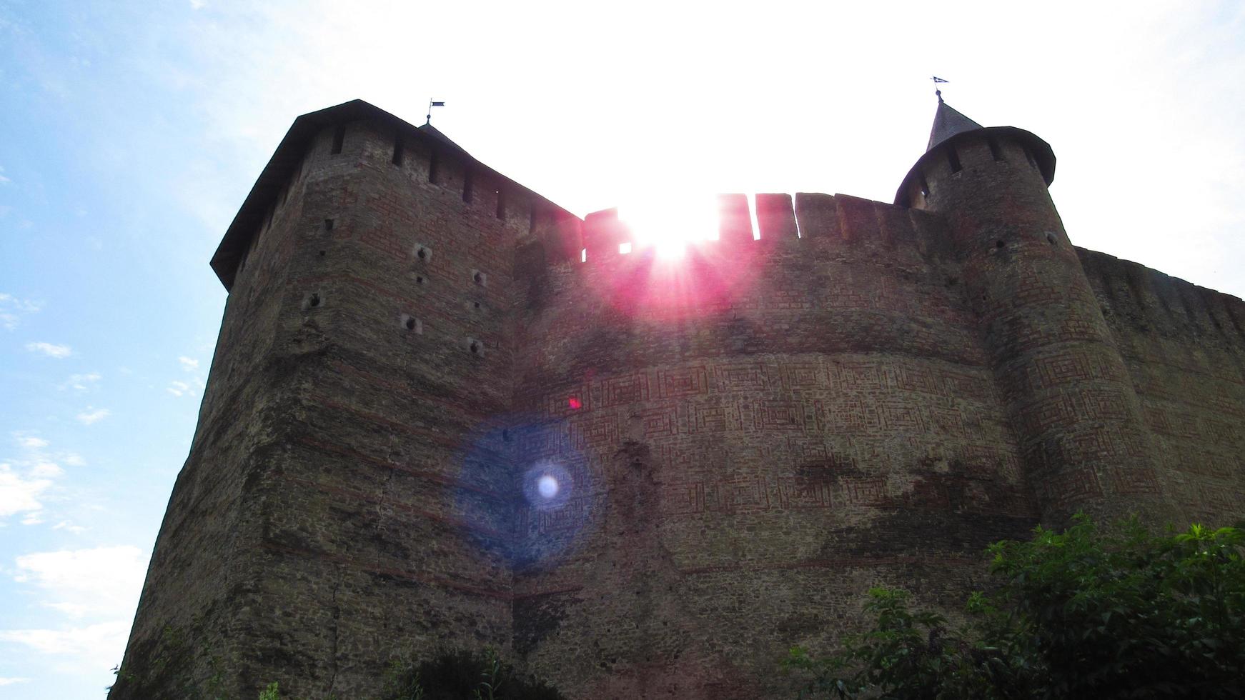 complejo de fortificación de la fortaleza de khotyn ubicado en la margen derecha del río dniéster en khotyn, provincia de chernivtsi oblast de ucrania occidental. 06.08.2019 foto