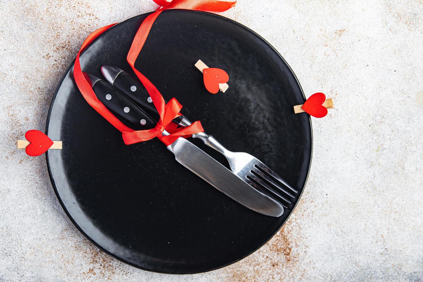 mesa del día de san valentín cubiertos tenedor, cuchillo, plato decoración festiva fecha de amor foto
