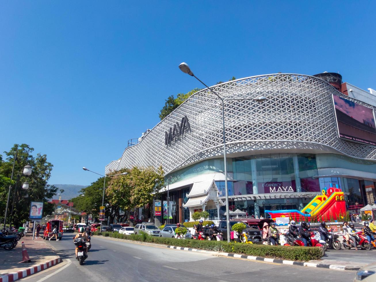 2020MAYA Lifestyle Shopping Center.This mall is next to Rincome Intersection. Or the beginning of Nimmanhaemin Road Chiang Mai Road that can be considered as a photo
