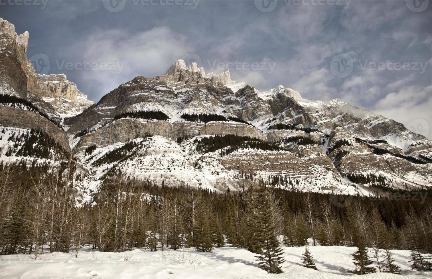 montañas rocosas en invierno canadá foto