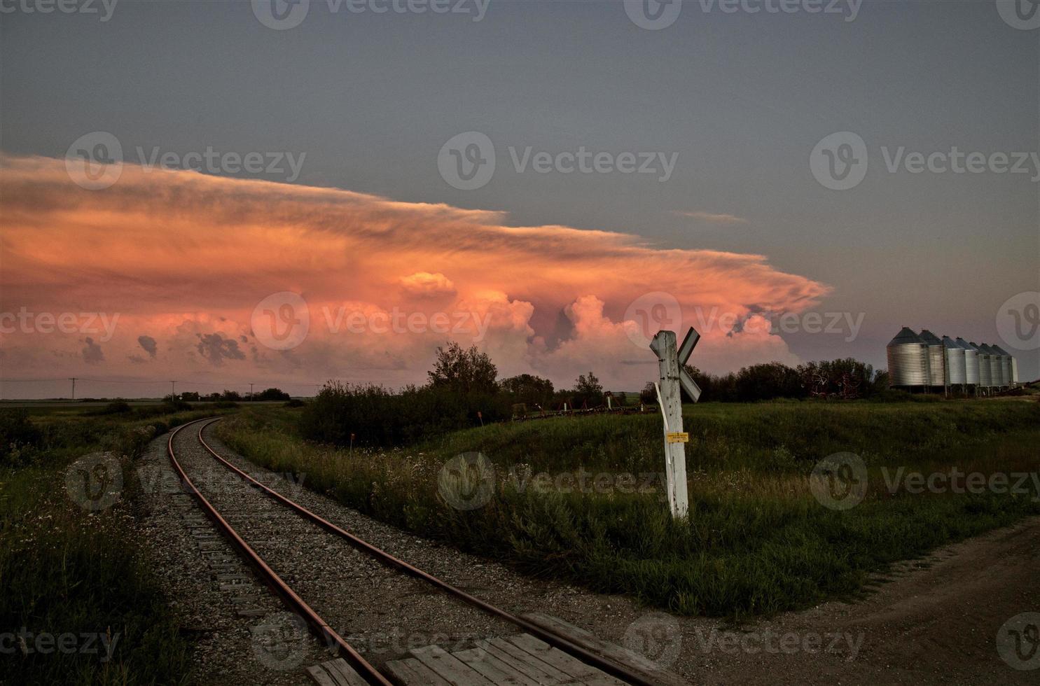 nubes de tormenta saskatchewan puesta de sol foto