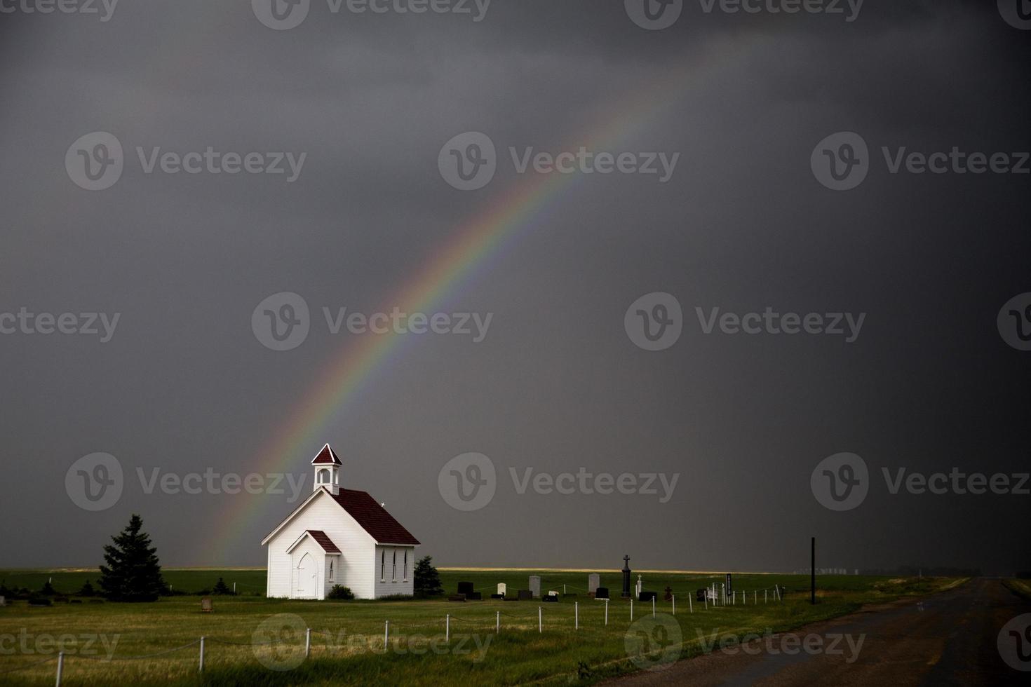 nubes de tormenta saskatchewan arco iris foto