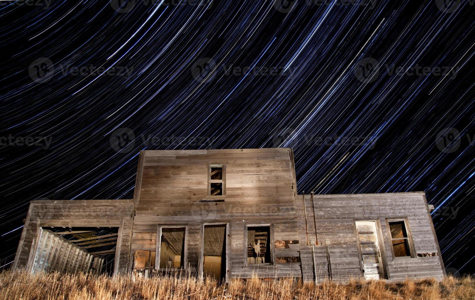 edificio abandonado y rastros de estrellas foto