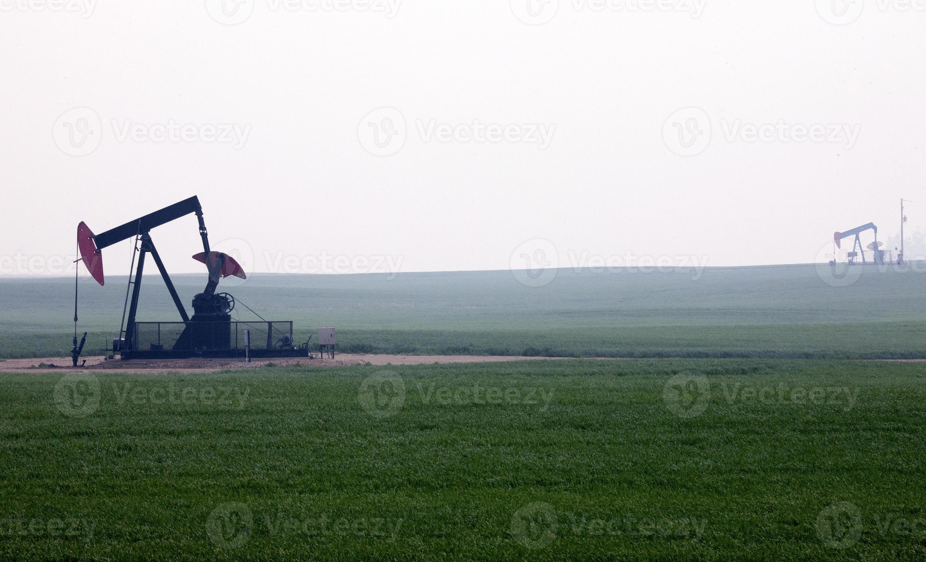 Oil and Gas Pump Jack 5439836 Stock Photo at Vecteezy