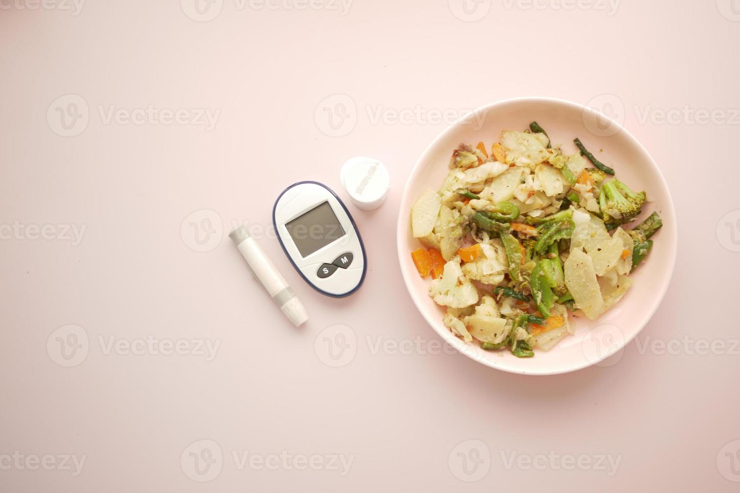 Herramientas de medición para diabéticos y alimentos saludables en la mesa. foto