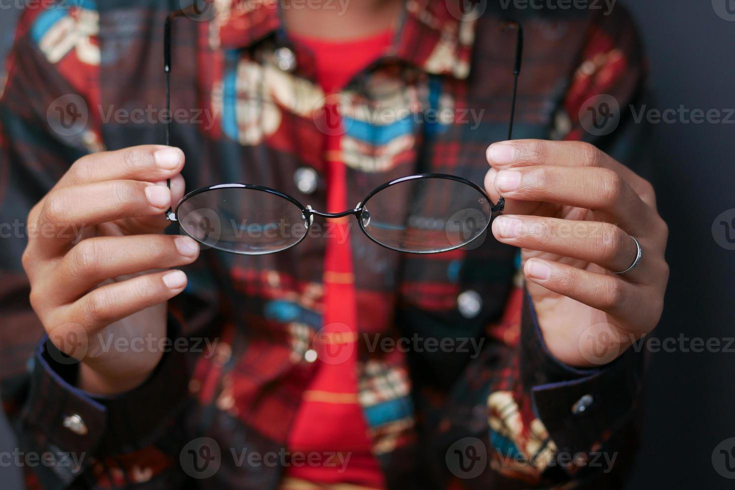 Cerca de la mano del hombre sosteniendo anteojos viejos foto