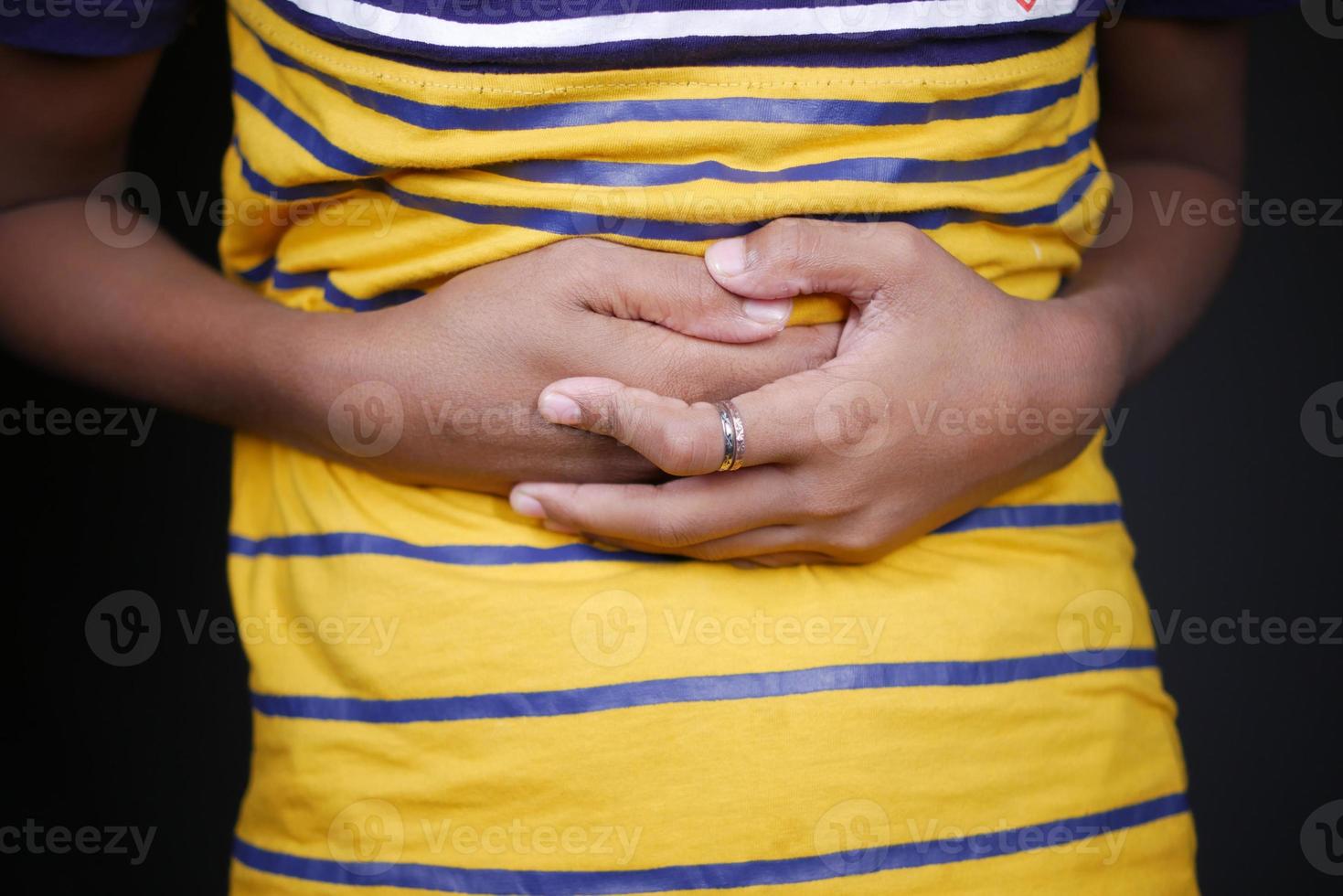 niño niño que sufre dolor de estómago de cerca. foto