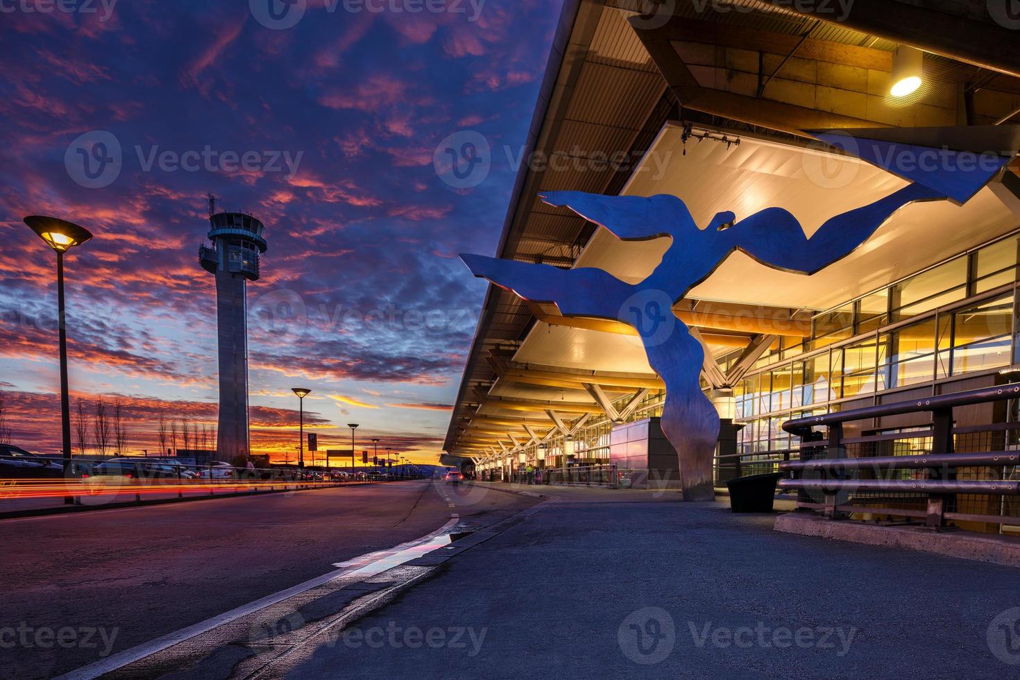 una puesta de sol llena de color en el aeropuerto de gardemoen en noruega foto