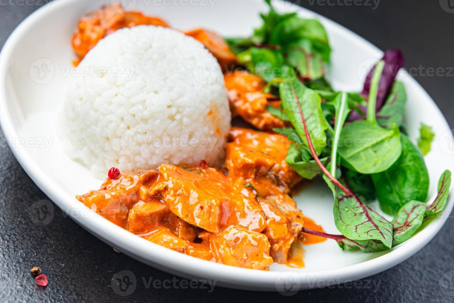 Curry de carne de arroz y hojas de lechuga mezcla fresca porción dietética comida sana comida dieta bodegón snack foto