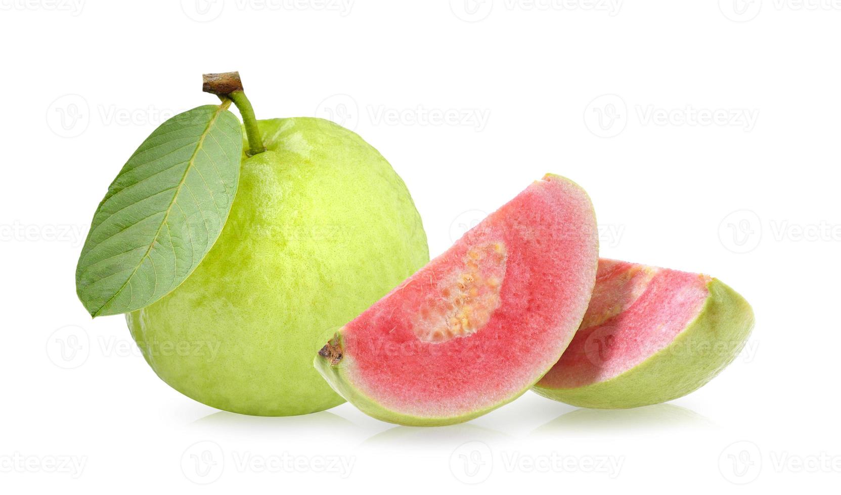 Fruta de guayaba rosa aislado sobre fondo blanco. foto