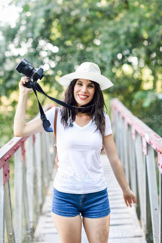 mujer excursionista tomando fotografías con una cámara sin espejo foto