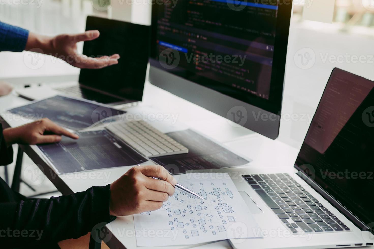 programador de desarrollo profesional que coopera en el sitio web de programación de reuniones trabajando un software en la sala de oficina. foto