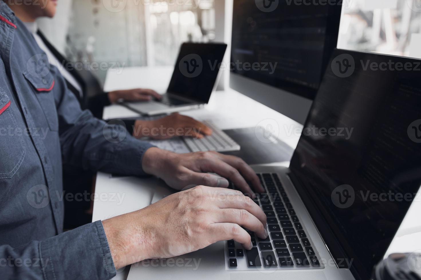 desarrollando tecnologías de programación y codificación trabajando en un software ingenieros desarrollando aplicaciones juntos en la oficina. foto