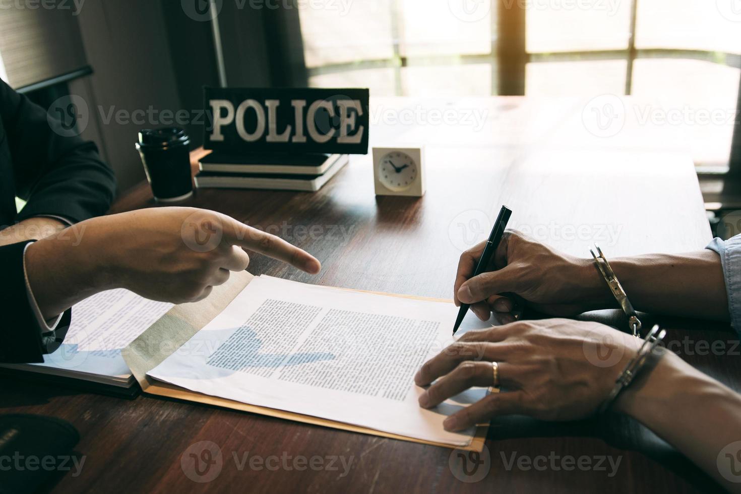 Police pointed to the document for the suspect to sign the allegation and handcuffed the arrest. photo