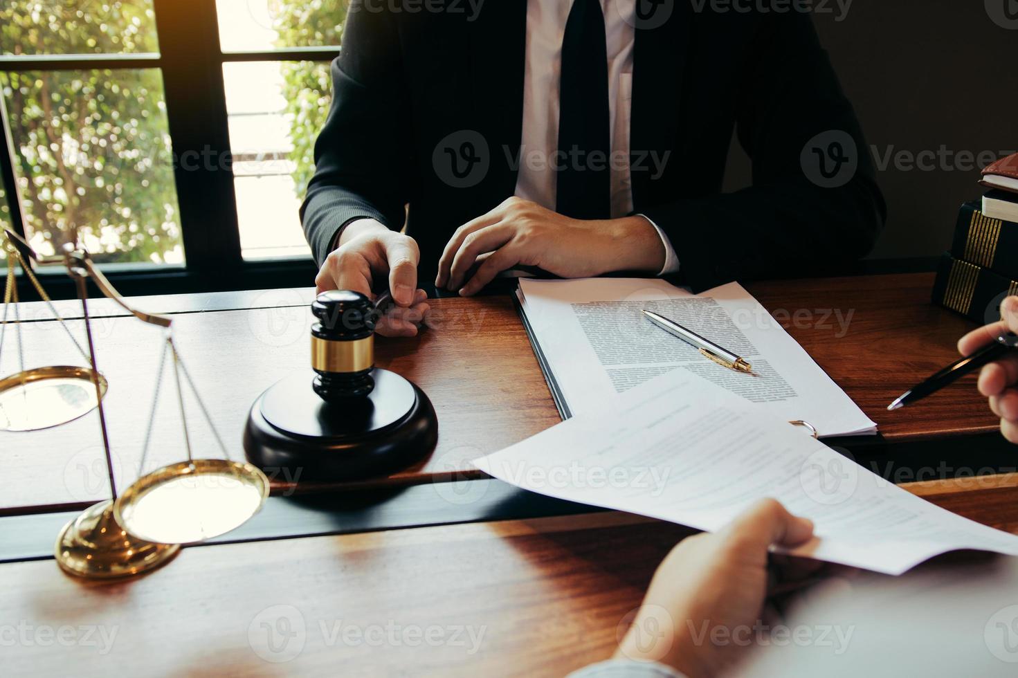 el cliente está trayendo los documentos para aclarar la ley al abogado de la oficina del fiscal. foto