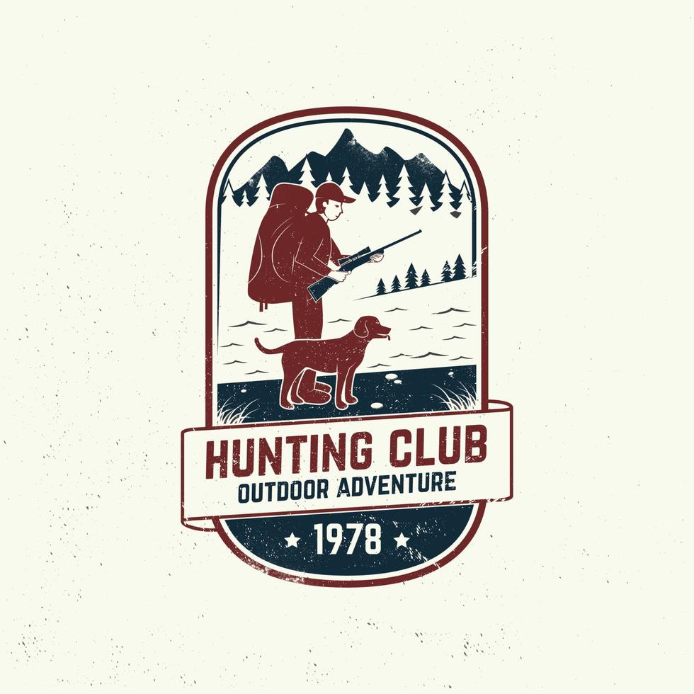 insignia del club de caza con cazador, perro, arma de caza, montañas y bosque vector