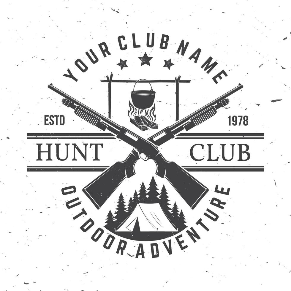 club de caza vector. concepto para camisa, estampado, sello o camiseta. diseño de tipografía vintage con arma de caza, olla en el fuego, tienda de campaña y silueta forestal. emblema del club de caza de aventuras al aire libre vector