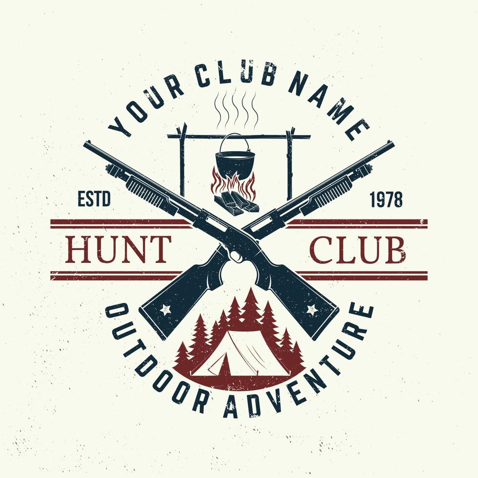 club de caza vector. concepto para camisa, estampado, sello o camiseta. diseño de tipografía vintage con arma de caza, olla en el fuego, tienda de campaña y silueta forestal. emblema del club de caza de aventuras al aire libre vector