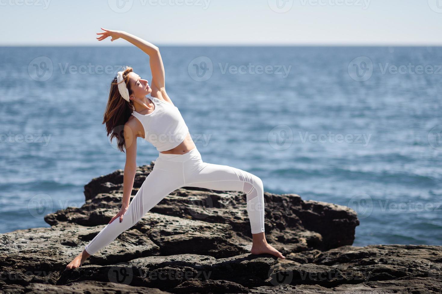 mujer haciendo yoga la playa ropa blanca 5450477 de stock en Vecteezy
