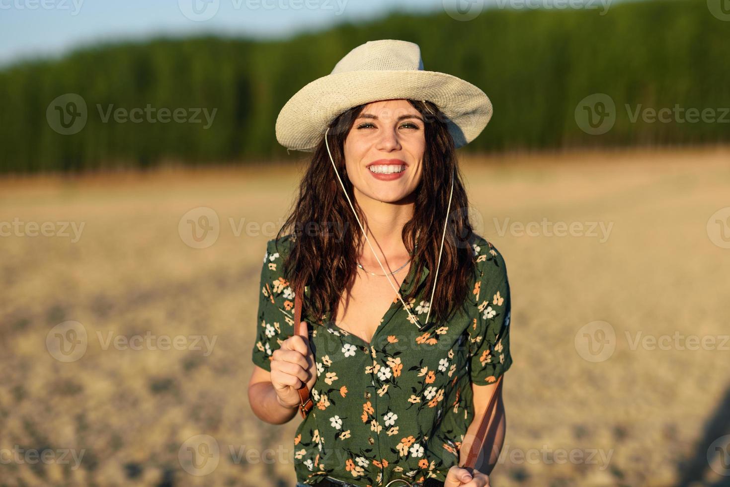 excursionista mujer joven senderismo en el campo al atardecer foto