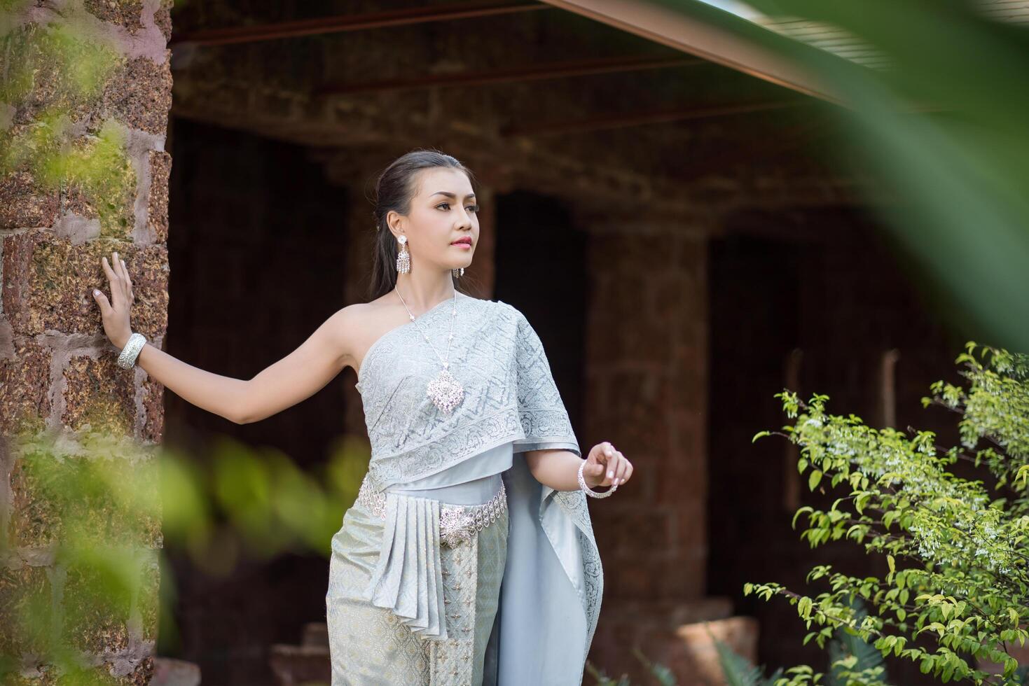 Bella mujer con vestido típico tailandés foto