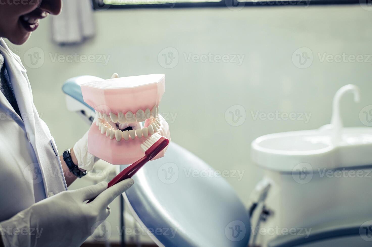 The dentist explains how to brush your teeth properly. photo