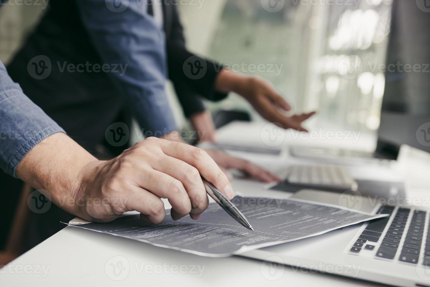 desarrollando tecnologías de programación y codificación trabajando en un software ingenieros desarrollando aplicaciones juntos en la oficina. foto