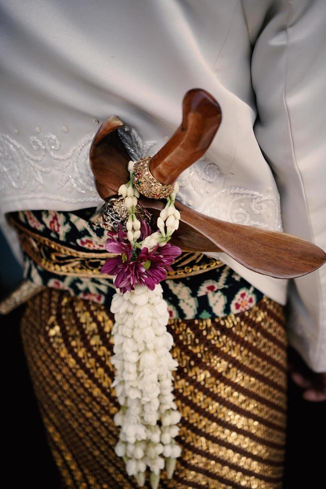 vestido de novia javanesa, ceremonia de boda foto