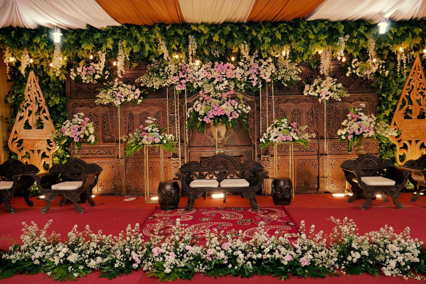 arco de boda, boda, momento de boda, decoraciones de boda, flores, sillas, ceremonia al aire libre al aire libre foto