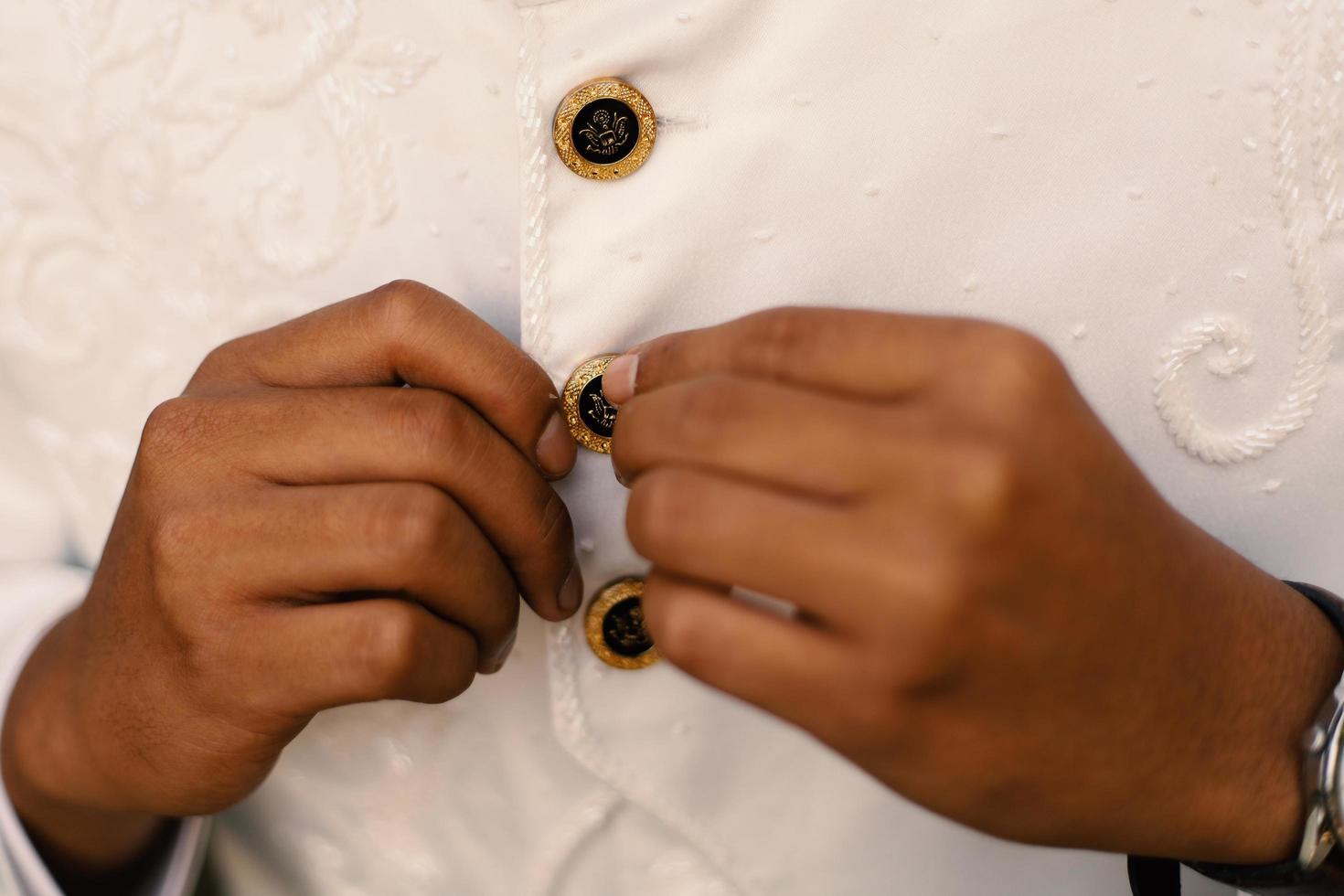 lujoso vestido de novia usado en ceremonia foto