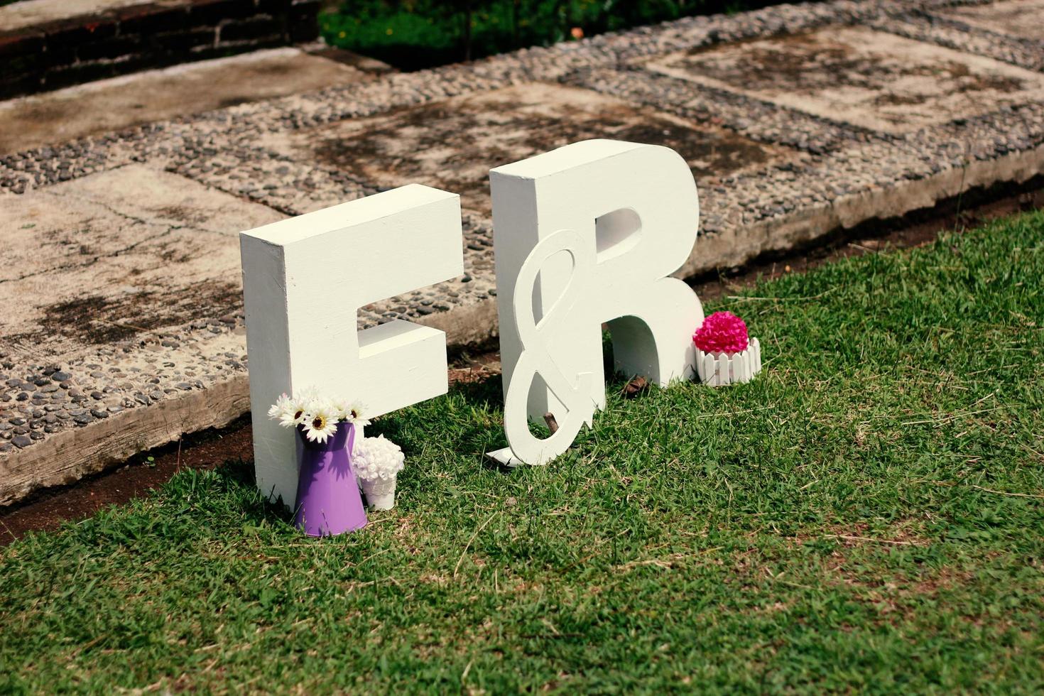 arco de boda, boda, momento de boda, decoraciones de boda, flores, sillas, ceremonia al aire libre al aire libre foto