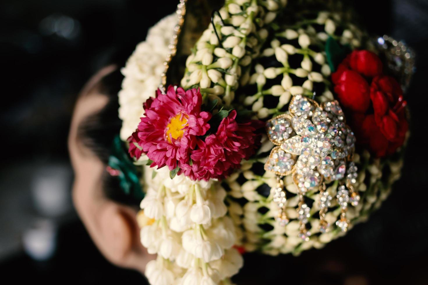 vestido de novia javanesa, ceremonia de boda foto