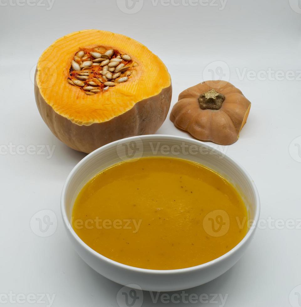 un tazón con sopa de crema de calabaza aislado sobre fondo blanco. foto