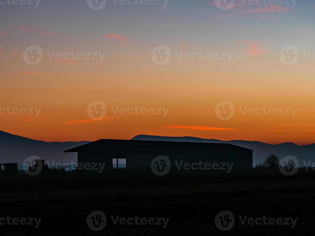 siluetas de montañas y colorida puesta de sol increíble en alsacia foto