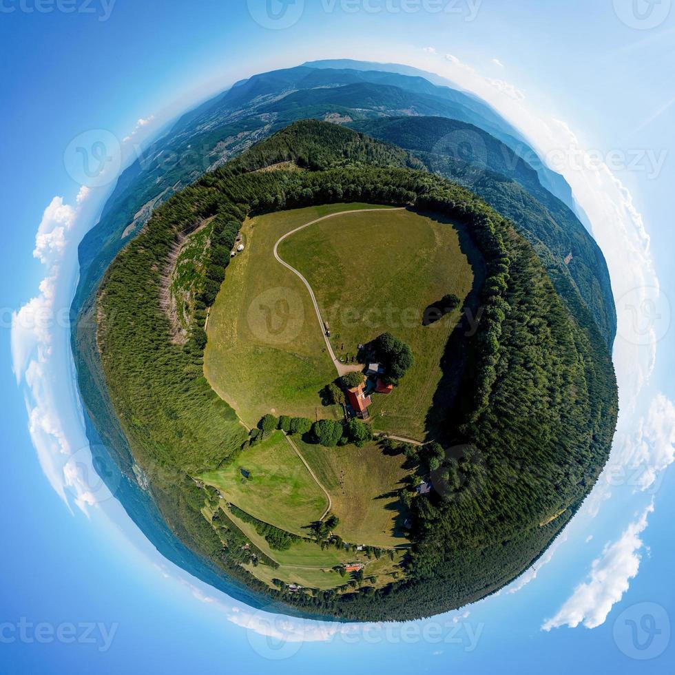 imagen abstracta de un pequeño planeta. tomado del dron. panorámica circular. foto