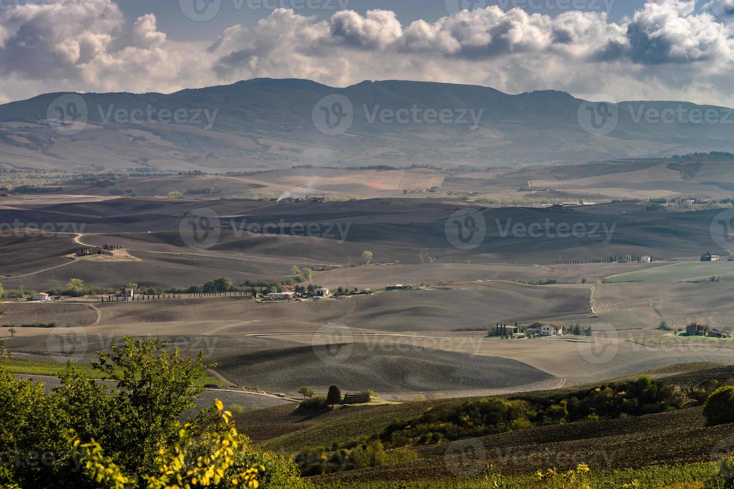 otoño en italia. colinas aradas amarillas de toscana con sombras y líneas interesantes foto