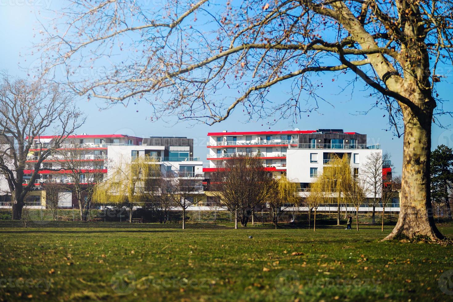 vista panorámica del nuevo barrio de estrasburgo, cerca de alemania, soleado día de primavera foto