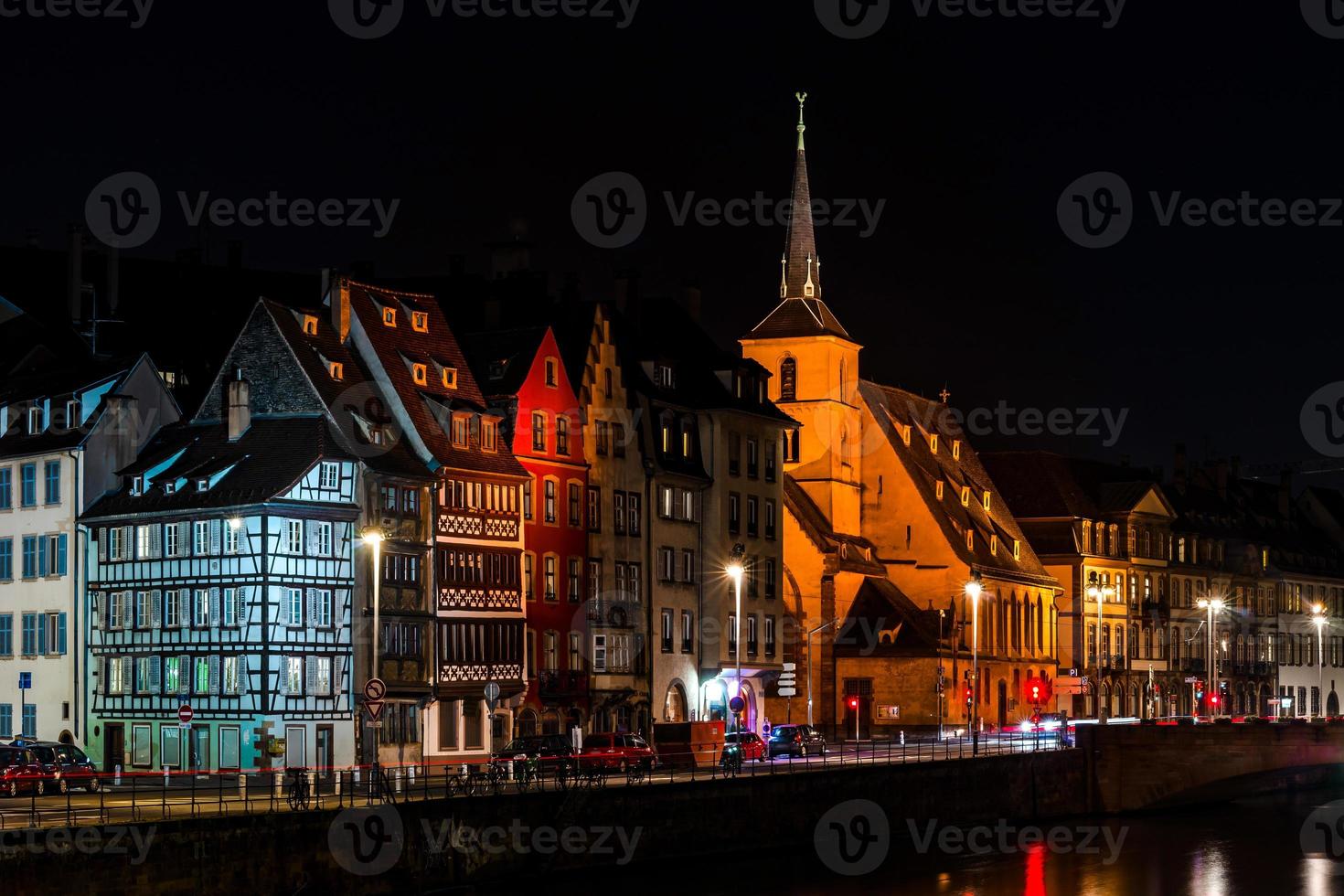 iglesia de san nicolas en estrasburgo vista nocturna con reflejos en el río enfermo foto