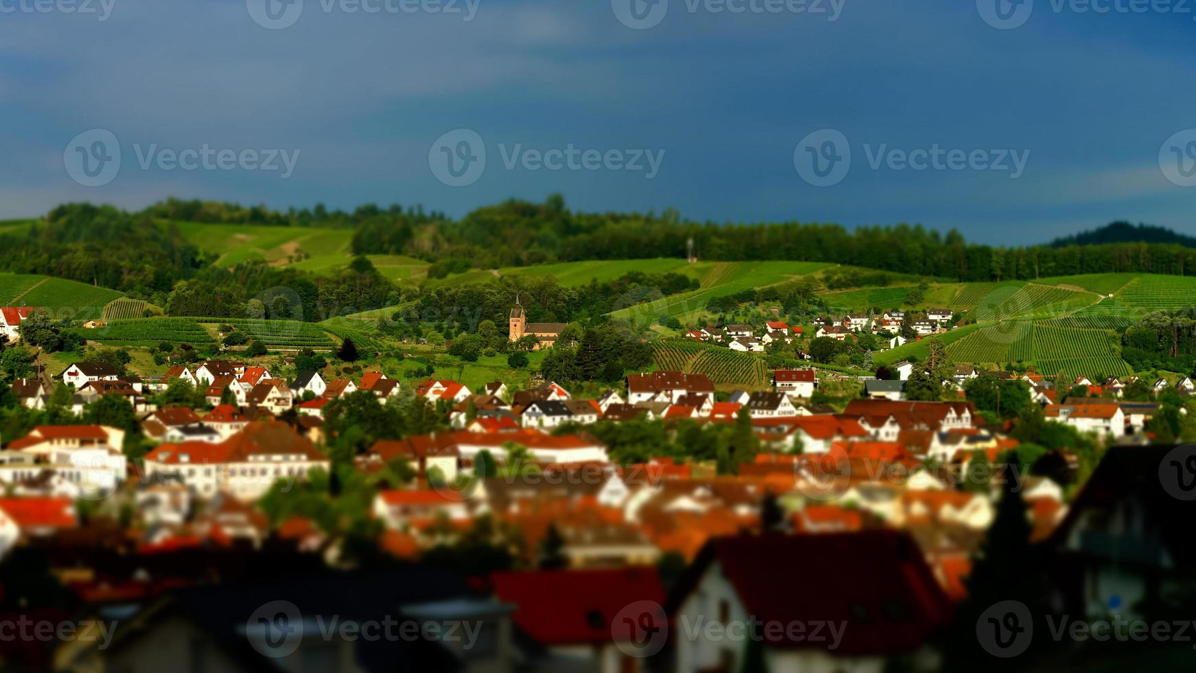 pequeño y acogedor pueblo alemán entre las verdes colinas, viñedos en la selva negra foto