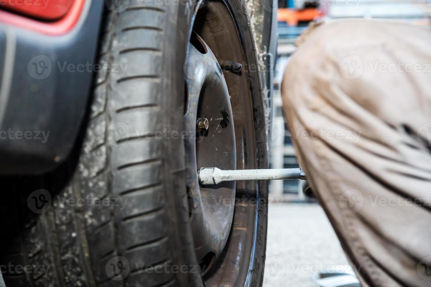 Tire replacement service, fitting with balancing, change to winter photo