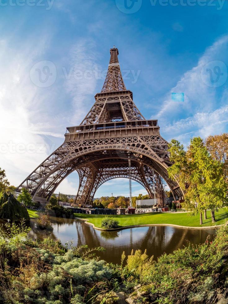 torre eiffel en parís, día soleado, panorama. punto de referencia foto