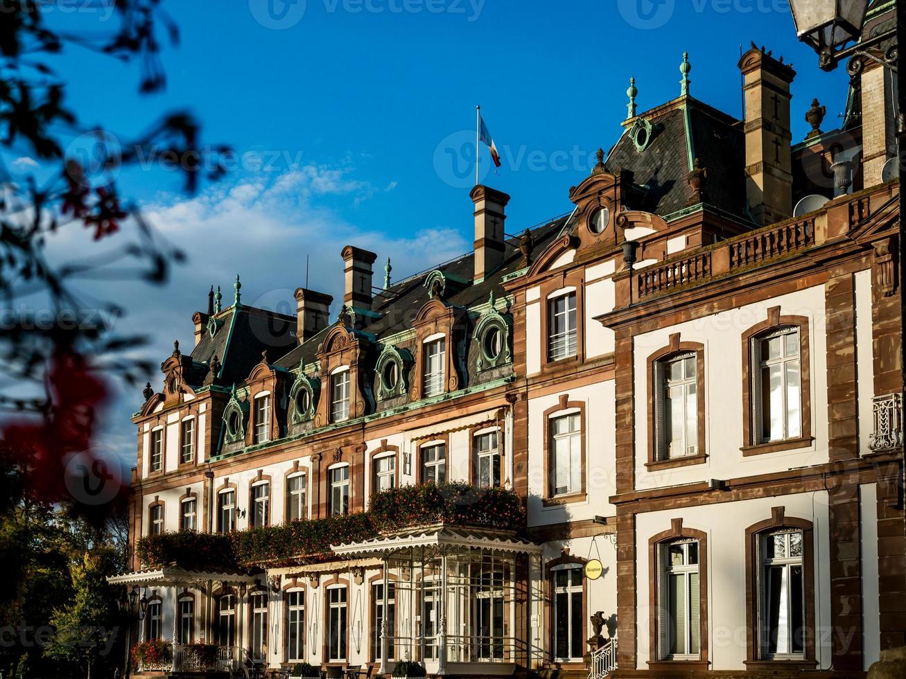 un antiguo palacio convertido en un hotel de lujo. día soleado y arquitectura chic foto